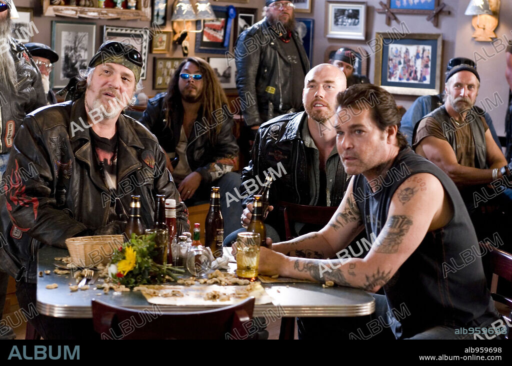 KEVIN DURAND, M. C. GAINEY y RAY LIOTTA en CERDOS SALVAJES [CON UN PAR... DE RUEDAS], 2007 (WILD HOGS), dirigida por WALT BECKER. Copyright TOUCHSTONE PICTURES / SEBASTIAN, LOREY.