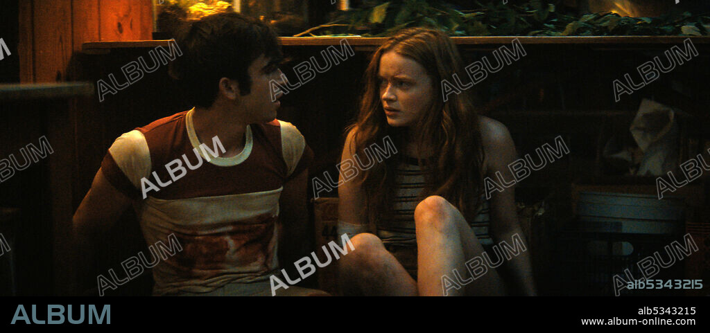SADIE SINK and TED SUTHERLAND in FEAR STREET: 1978, 2021, directed by LEIGH JANIAK. Copyright CHERNIN ENTERTAINMENT.