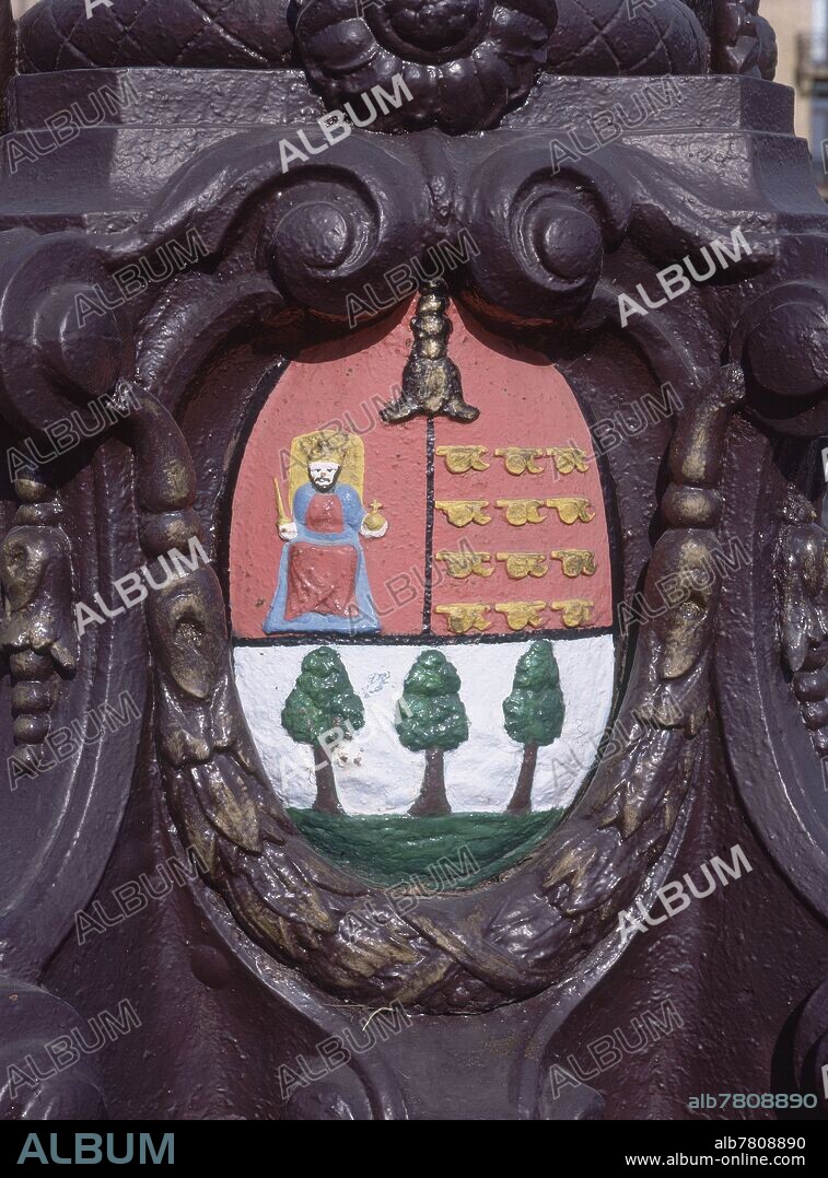 ESCUDO DE GUIPUZCOA EN EL PUENTE DE MARIA CRISTINA.
