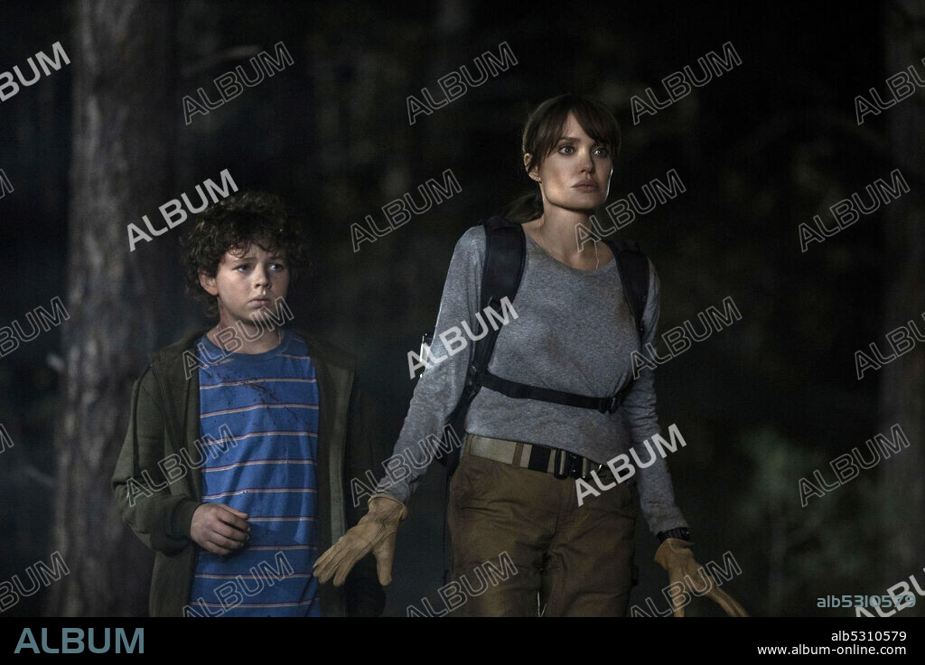 ANGELINA JOLIE and FINN LITTLE in THOSE WHO WISH ME DEAD, 2021, directed by TAYLOR SHERIDAN. Copyright BRON STUDIOS.