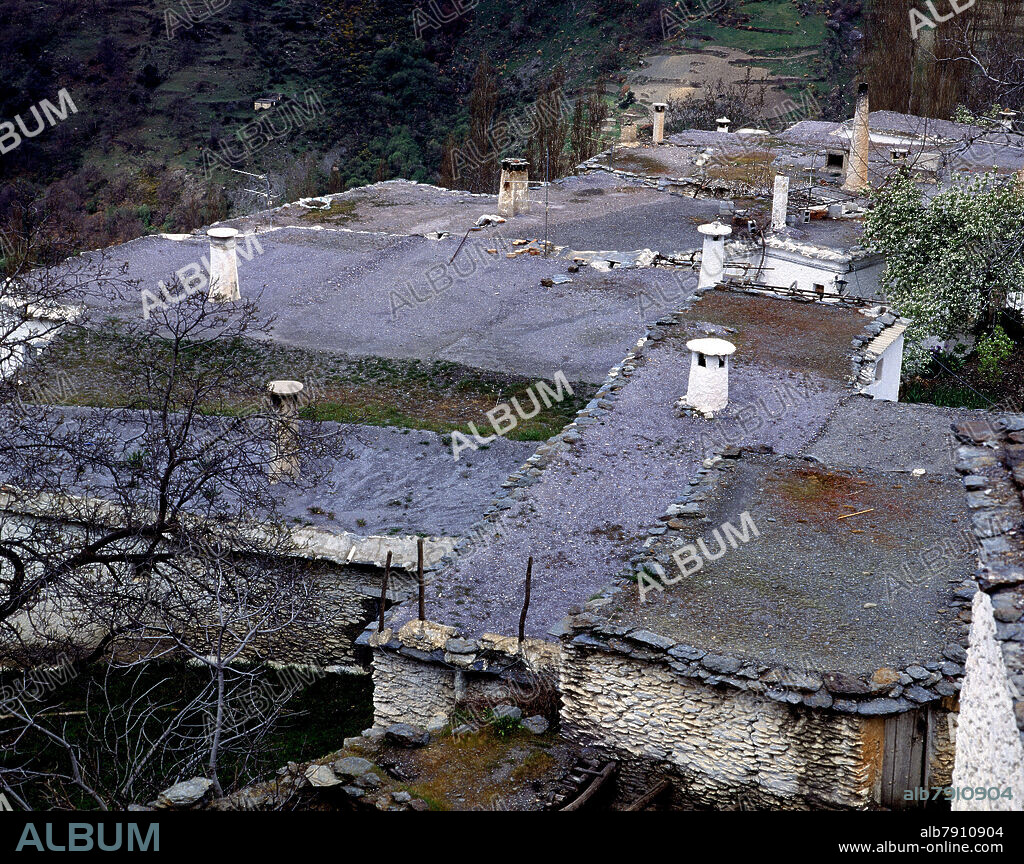 CASAS CON EL TERRADO HORIZONTAL Y CON SUS CHIMENEAS TIPICAS.