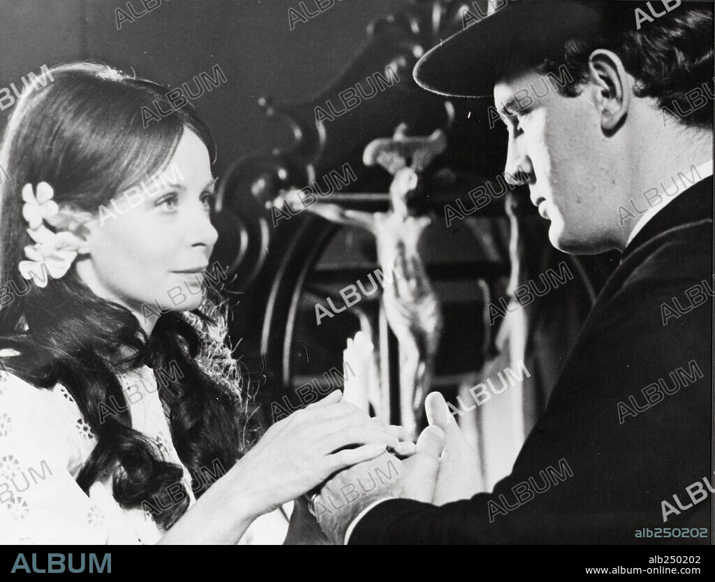 PEDRO DEL CORRAL y SARAH MILES en PEPITA JIMENEZ, 1975, dirigida por RAFAEL MORENO ALBA.