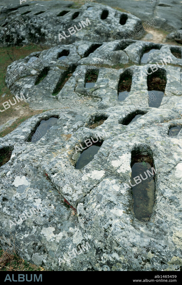 NECROPOLIS DE LA REVENGA. Necrópolis altomedieval. Tumbas antropomorfas excavadas en la roca. Quintanar de la Sierra. Provincia de Burgos. Castilla y León.