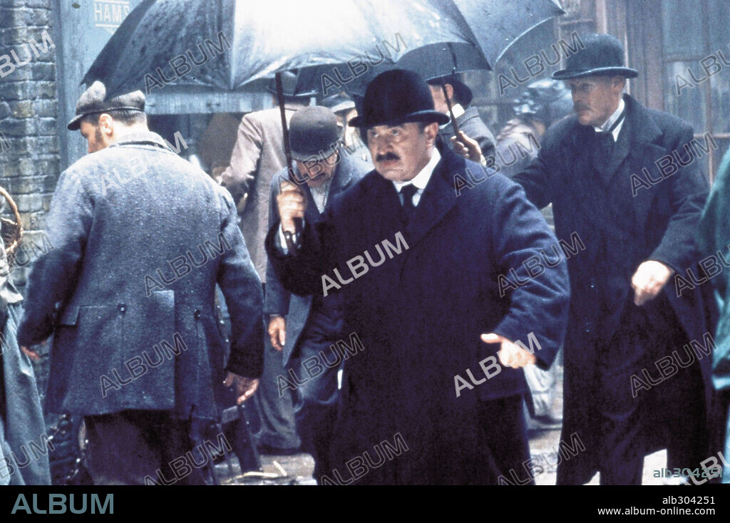 BOB HOSKINS en EL AGENTE SECRETO, 1996 (THE SECRET AGENT), dirigida por CHRISTOHER HAMPTON. Copyright 20TH CENTURY FOX.