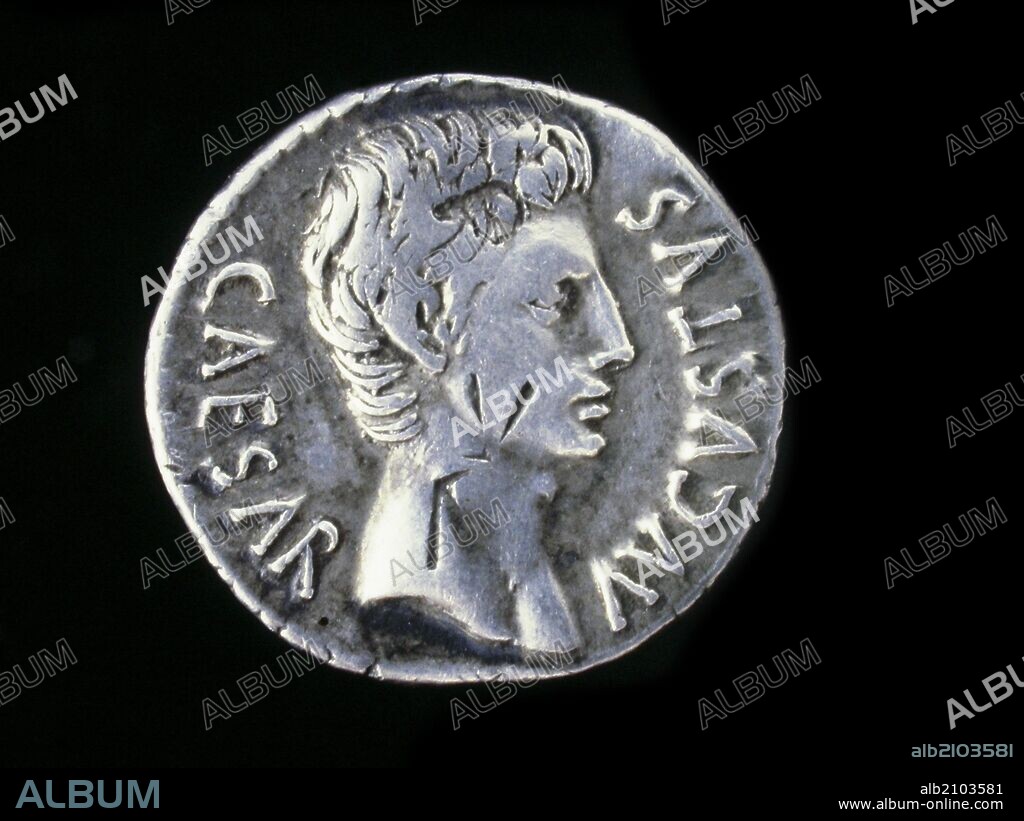 NUMISMATICA. MONEDA IMPERIO ROMANO. DENARIO DE PLATA, DE AUGUSTO. ANVERSO. CABEZA DESNUDA A LA DERECHA. 25 A.C. (DEPOSITO: MUSEO ARQUEOLOGICO NACIONAL).