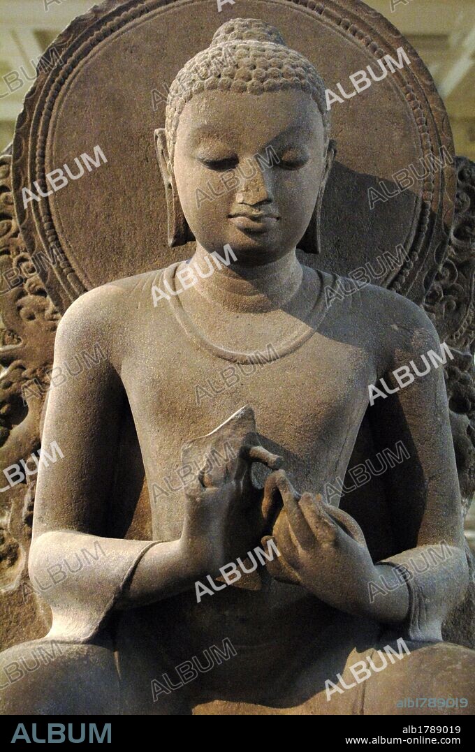 BUDA. Estatua sedente en un trono con los pies apoyados sobre una flor de loto. Detalle. Fechada entre los siglos V y VI. Procede de Sarnath (Norte de la India). Museo Británico. Londres. Inglaterra. Reino Unido.