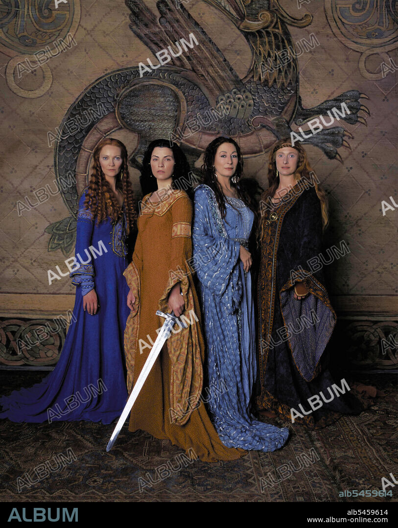ANJELICA HUSTON, CAROLINE GOODALL, JOAN ALLEN y JULIANNA MARGULIES en LAS BRUMAS DE AVALON, 2001 (THE MISTS OF AVALON), dirigida por ULI EDEL. Copyright TNT.
