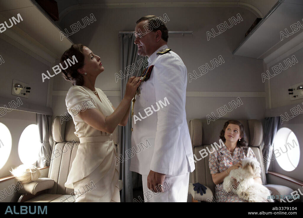 GILLIAN ANDERSON and HUGH BONNEVILLE in VICEROY'S HOUSE, 2017, directed by GURINDER CHADHA. Copyright BBC FILMS.