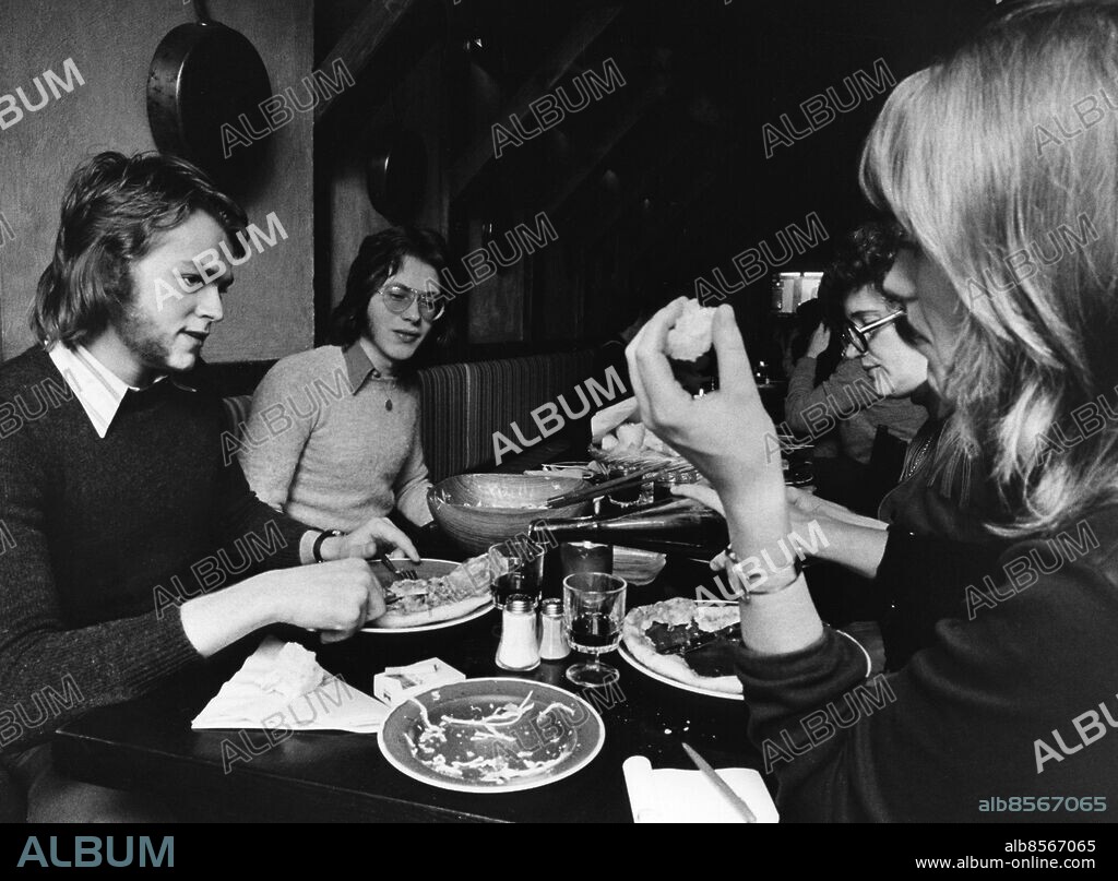 ARKIV 19730202. Fem år efter att den första pizzerian i Sverige öppnades har det blivit mycket populärt att äta pizza. Den första pizzerian i Sverige öppnades 1968. Pizza hade då redan funnits att köpa på vissa restauranger, utan att slå igenom på allvar.. Foto: Jan E Carlsson DN /Scanpix / Kod: 11. ** SVD OUT **.