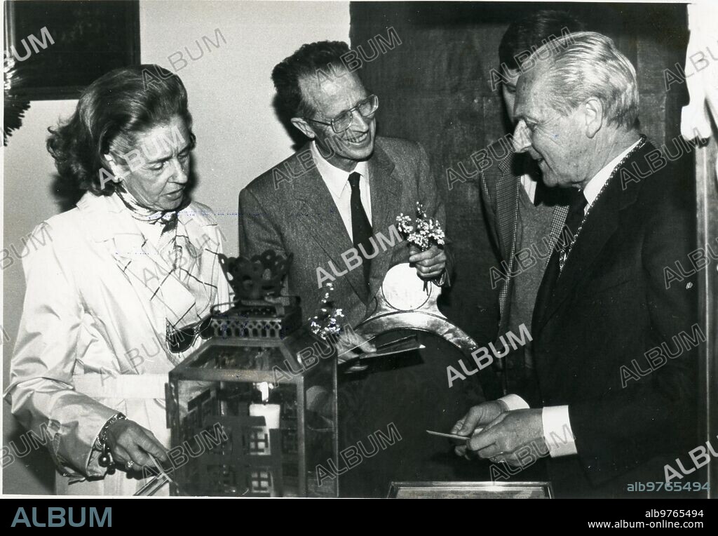 Seville, 3/4/1988. Baudouin and Fabiola, Kings of the Belgians, in the Brotherhood of Silence, where they were cared for by the eldest brother, Eduardo Ybarra Hidalgo, on the right.