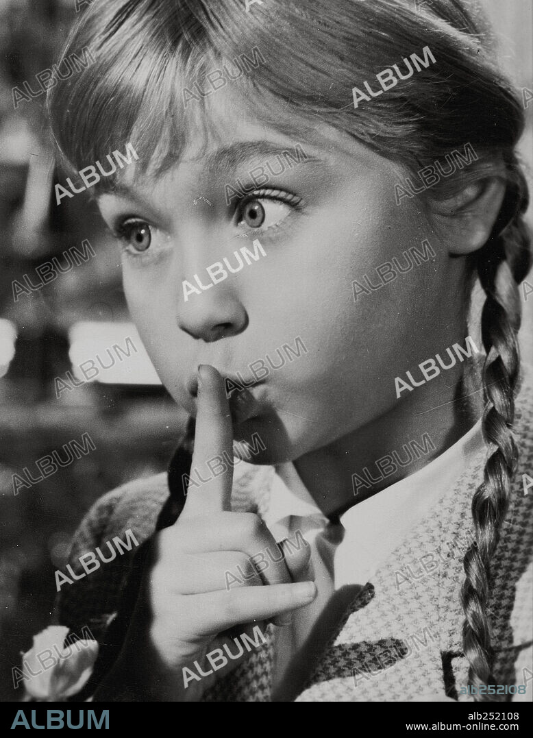 Marisol and NIÑO PRODIGIO. Marisol in UN RAYO DE LUZ, 1960. Copyright BENITO PEROJO-C.E.A.