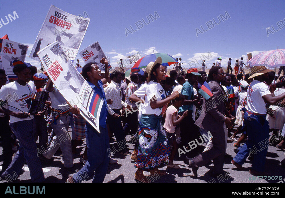 Namibia, Namibias Weg zur Unabhaengigkeit (1884-1920 Kolonie Deutsch-Südwestafrika, 1920 bis 1990 als Mandatsgebiet des Völkerbund Teil von Südafrika); Wahlveranstaltung der Befreiungsbewegung Swapo vor den ersten freien Wahlen in Südwestafrika(Namibia), Slogan: Wähle SWAPO: "Ein Volk, eine Nation". Katutura, 1989.
