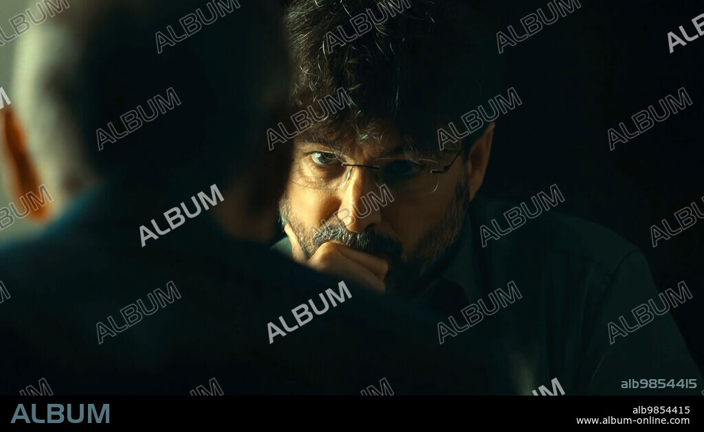 JORDI EVOLE in FACE TO FACE WITH ETA: CONVERSATIONS WITH A TERRORIST, 2023 (NO ME LLAME TERNERA), directed by JORDI EVOLE and MARIUS SANCHEZ. Copyright Producciones del Barrio.