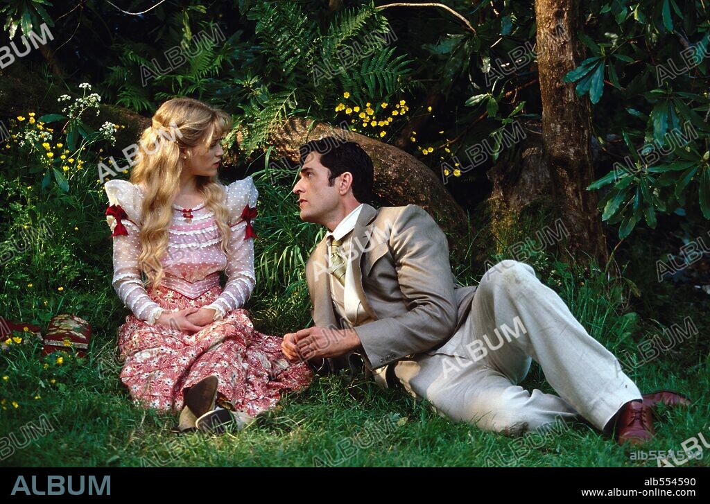 REESE WITHERSPOON y RUPERT EVERETT en LA IMPORTANCIA DE LLAMARSE ERNESTO, 2002 (THE IMPORTANCE OF BEING EARNEST), dirigida por OLIVER PARKER. Copyright MIRAMAX.