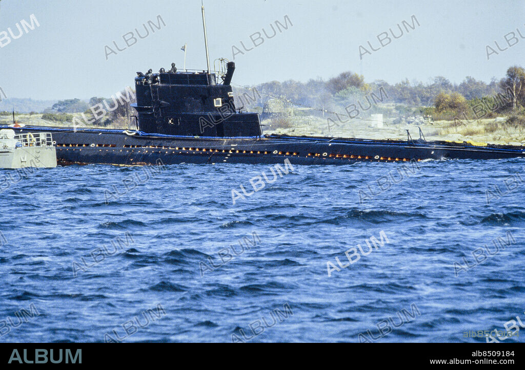 Den sovjetiska ubåten 137 på grund på skäret Torhamnaskär vid inloppet till Gåsefjärden, i militärt skyddsområde utanför Karlskrona, Blekinge i slutet av oktober 1981.. Foto: Stefan Lindblom / SvP / TT / Kod: 75749.