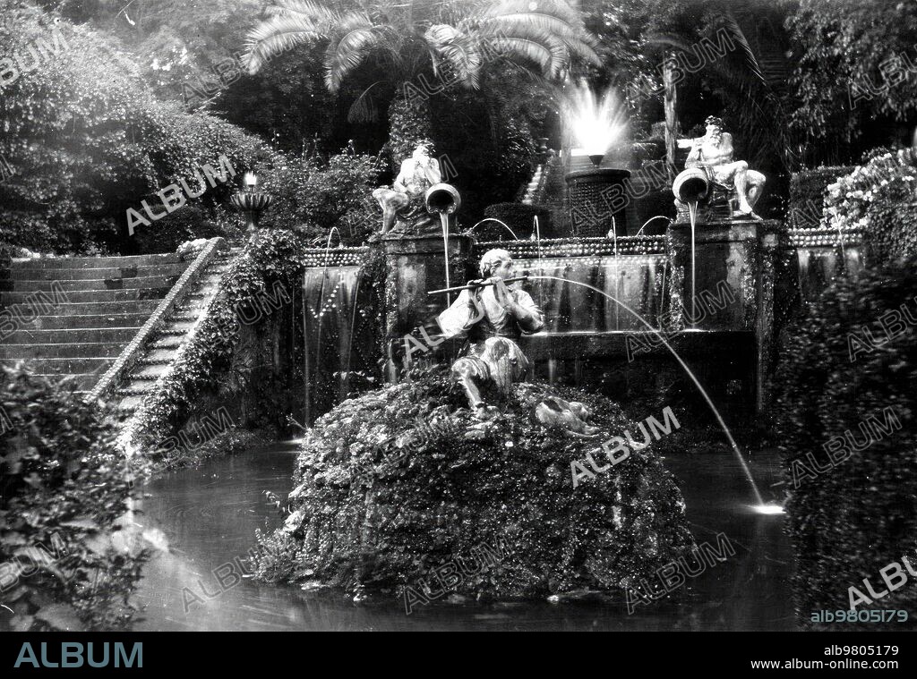 1930. Fountain of the Retiro Gardens in Churriana (Málaga).