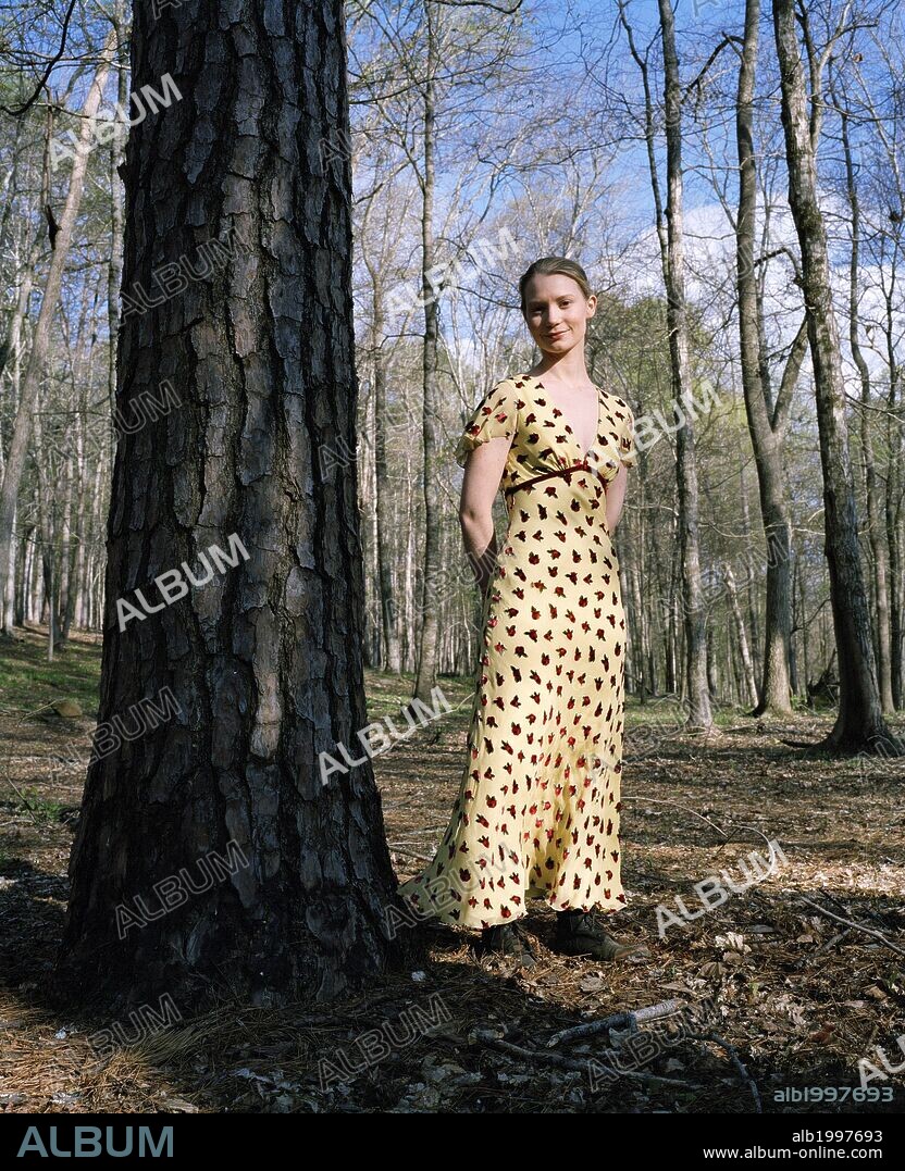MIA WASIKOWSKA in LAWLESS, 2012, directed by JOHN HILLCOAT. Copyright BENAROYA PICTURES.