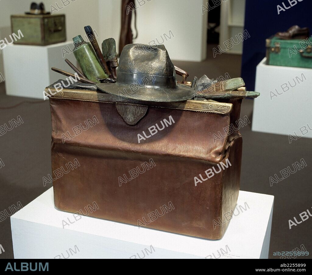 EDUARDO ÚRCULO. URCULO , EDUARDO. ESCULTOR ESPAÑOL. SANTURCE 1938 - 2003. " EL MALETIN DE PAUL KLEE ". BRONCE PATINADO.