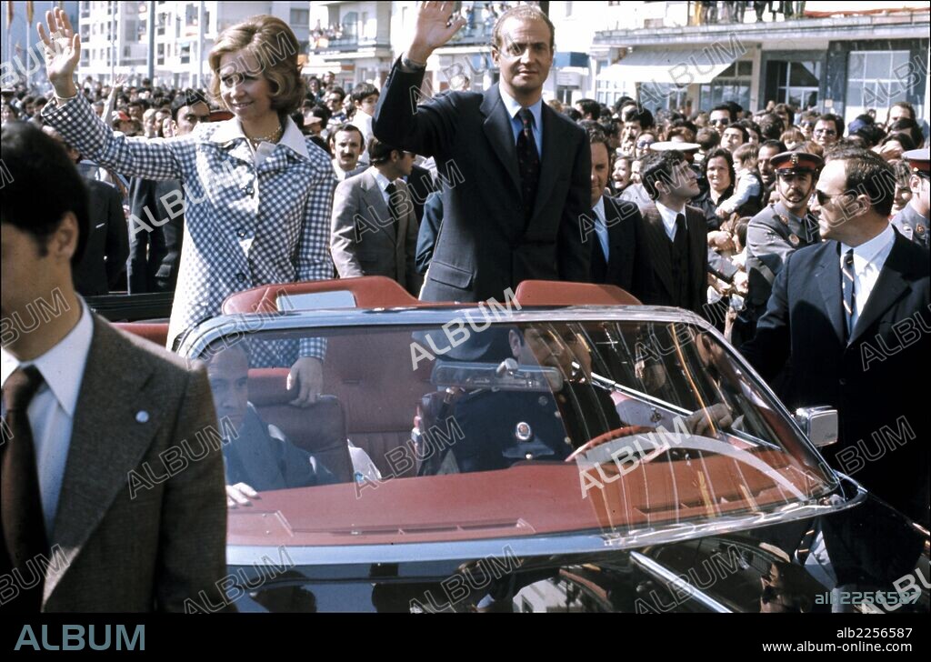 JUAN CARLOS I. REY DE ESPAÑA. ROMA 1938-. VIAJE A ANDALUCIA EN EL AÑO 1976. SALUDANDO DESDE EL COCHE.