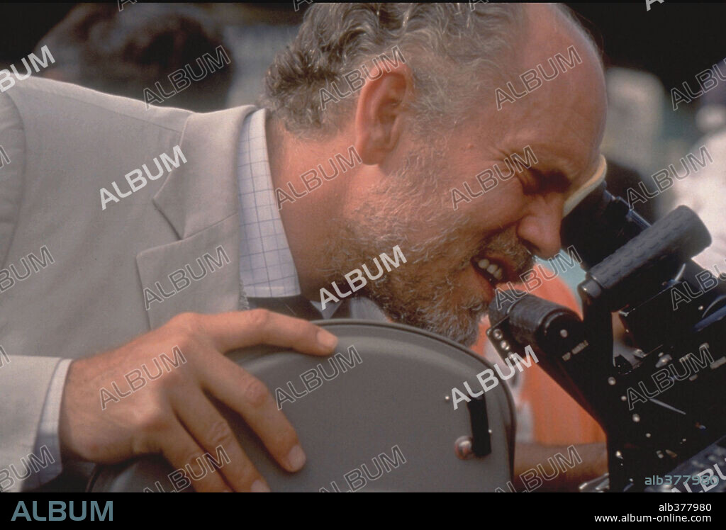 JOHN MALKOVICH en PASOS DE BAILE, 2002 (THE DANCER UPSTAIRS), dirigida por JOHN MALKOVICH. Copyright 20TH CENTURY FOX.