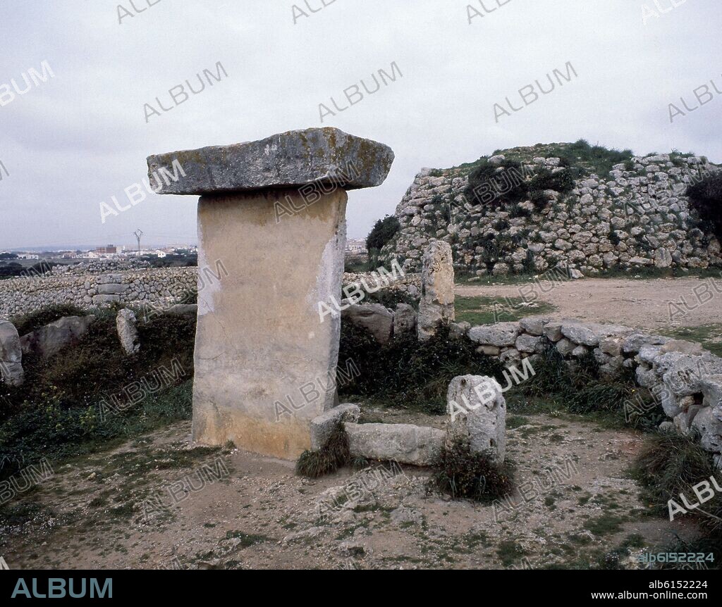 POBLADO DE TREPUCO CON LA TAULA EN PRIMER TERMINO Y EL TALAYOT AL FONDO.