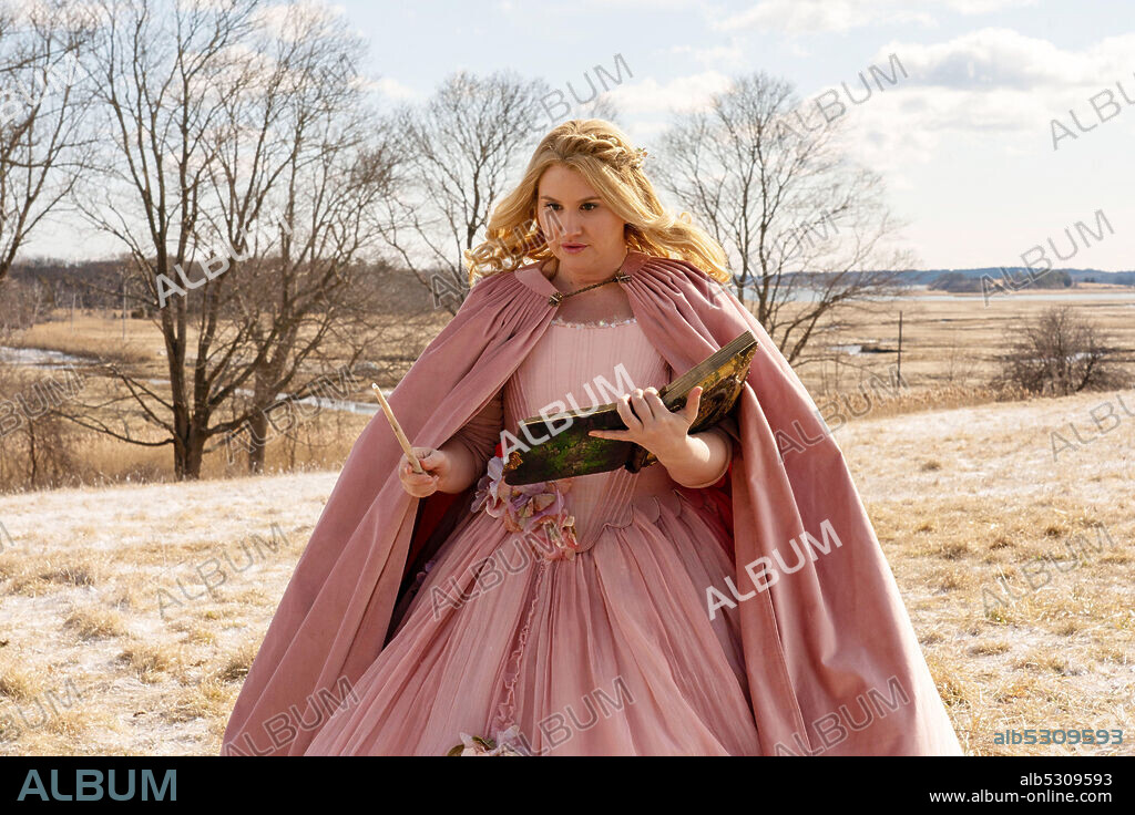 JILLIAN BELL en AMADRINADAS, 2020 (GODMOTHERED), dirigida por SHARON MAGUIRE. Copyright WALT DISNEY PICTURES.