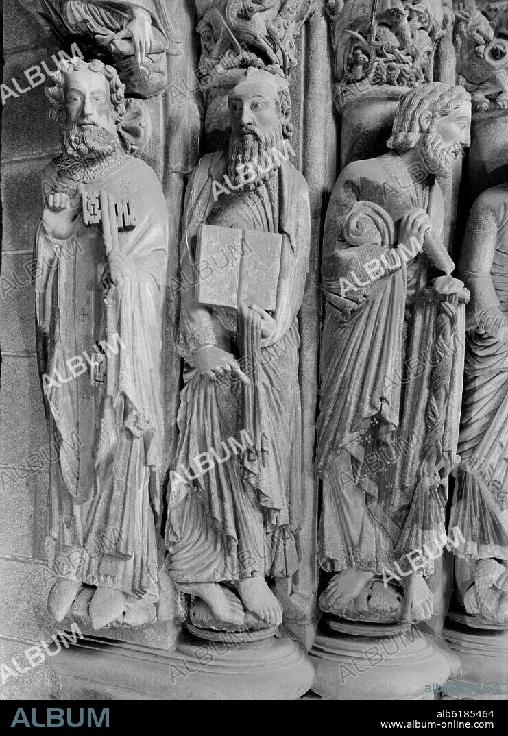 MAESTRO MATEO. DETALLE DE LAS ESCULTURAS DEL PILAR DE LOS PROFETAS - PORTICO DE LA GLORIA - SIGLO XII - ROMANICO ESPAÑOL - B/N - AÑOS 50 -.