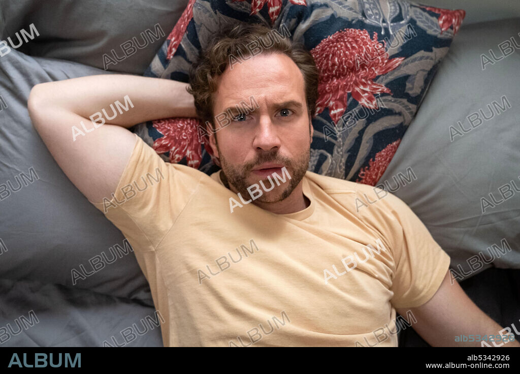 RAFE SPALL en UN PEQUEÑO CONTRATIEMPO, 2021 (LONG STORY SHORT), dirigida por JOSH LAWSON. Copyright SCREEN AUSTRALIA.