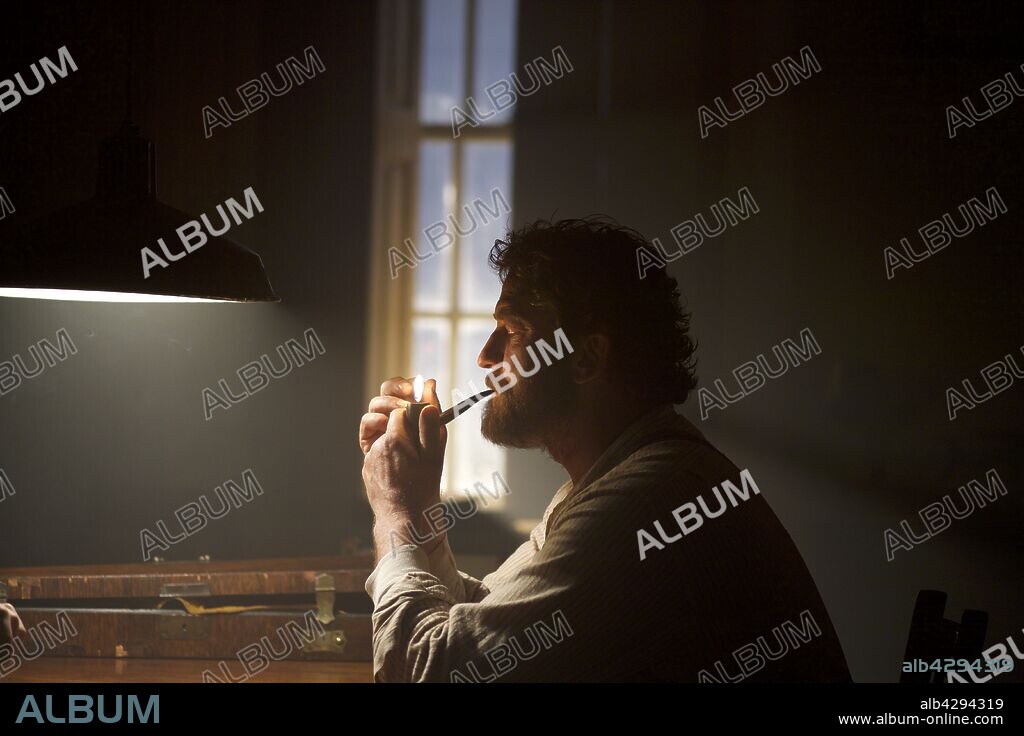GERARD BUTLER en KEEPERS, EL MISTERIO DEL FARO, 2018 (THE VANISHING), dirigida por KRISTOFFER NYHOLM. Copyright Mad As Birds / Cross Creek Pictures / G-BASE / Head Gear Fil.