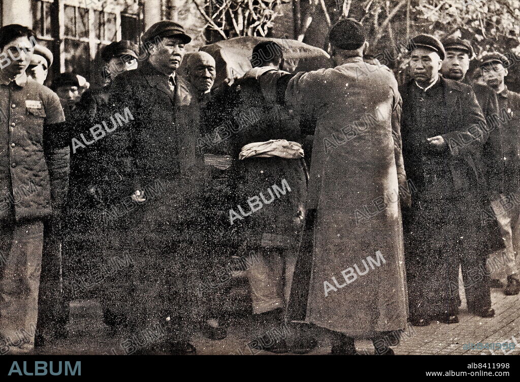 In the morning of October 28, Mao Zedong, Liu Shaoqi, Zhou Enlai, Zhu De and others personally observed Ren Bishi's body into the coffin and covered him with the party flag. Ren Bishi was a military and political leader in the early Chinese Communist Party. In the early 1930s,.