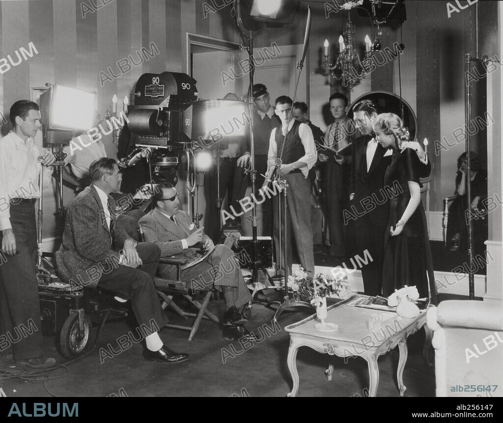 RAOUL WALSH en ARTISTAS Y MODELOS, 1937 (ARTISTS & MODELS), dirigida por RAOUL WALSH. Copyright PARAMOUNT PICTURES.