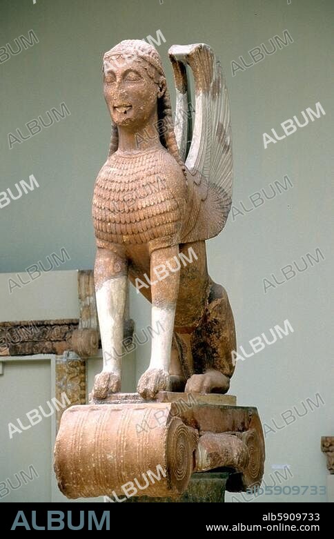 Griechische Plastik, archaisch, 570 v. Chr. Sphinx der Naxier. Weihgeschenk der Naxier in Delphi. Marmor, Höhe 222 cm. Fundort: Delphi, südlich des Apollontempels. Delphi, Museum.