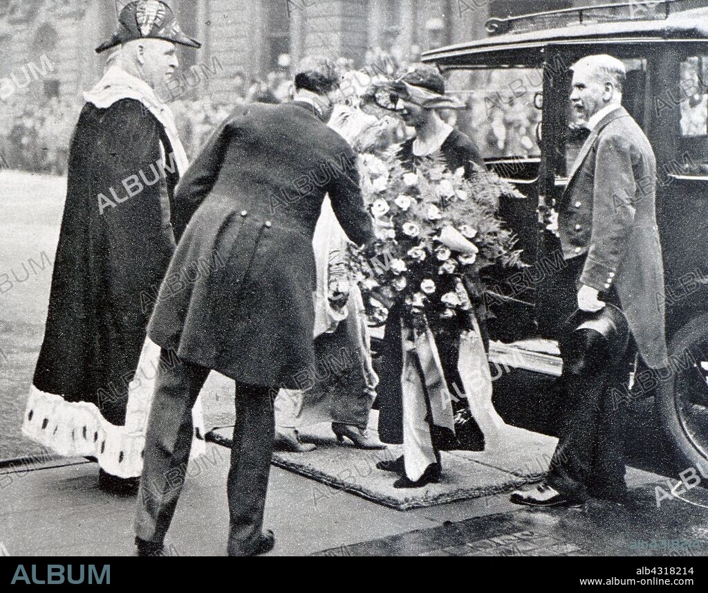 Mary, Princess Royal and Countess of Harewood (Victoria Alexandra Alice Mary, 25 April 1897 - 28 March 1965) was a member of the British royal family. She was the third child and only daughter of King George V and Queen Mary and was born during the reign of Queen Victoria, her great-grandmother. Mary was the paternal aunt of the current British monarch, Queen Elizabeth II.