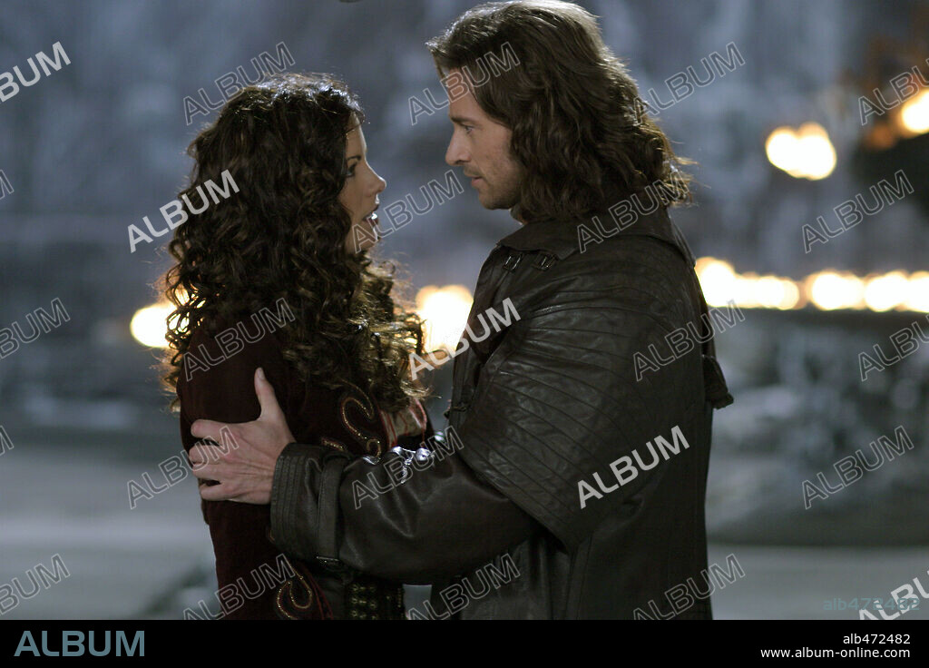 HUGH JACKMAN and KATE BECKINSALE in VAN HELSING, 2004, directed by STEPHEN SOMMERS. Copyright UNIVERSAL / MASI, FRANK.