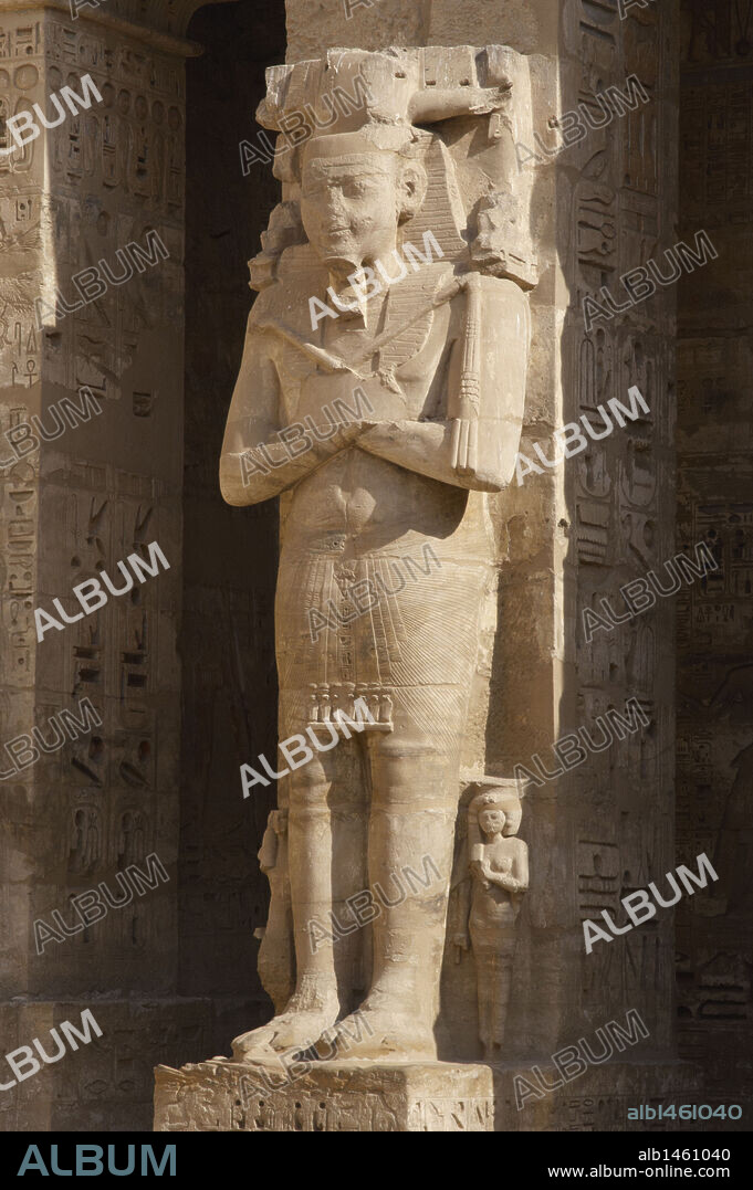 ARTE EGIPCIO. EGIPTO. TEMPLO DE RAMSES III. Detalle de una de las grandes estatuas colosales de Ramses III divinizado como Osiris, adosadas a pilares. 20 Dinastía. IMPERIO NUEVO. MEDINET HABU. Tebas Oeste. Egipto.