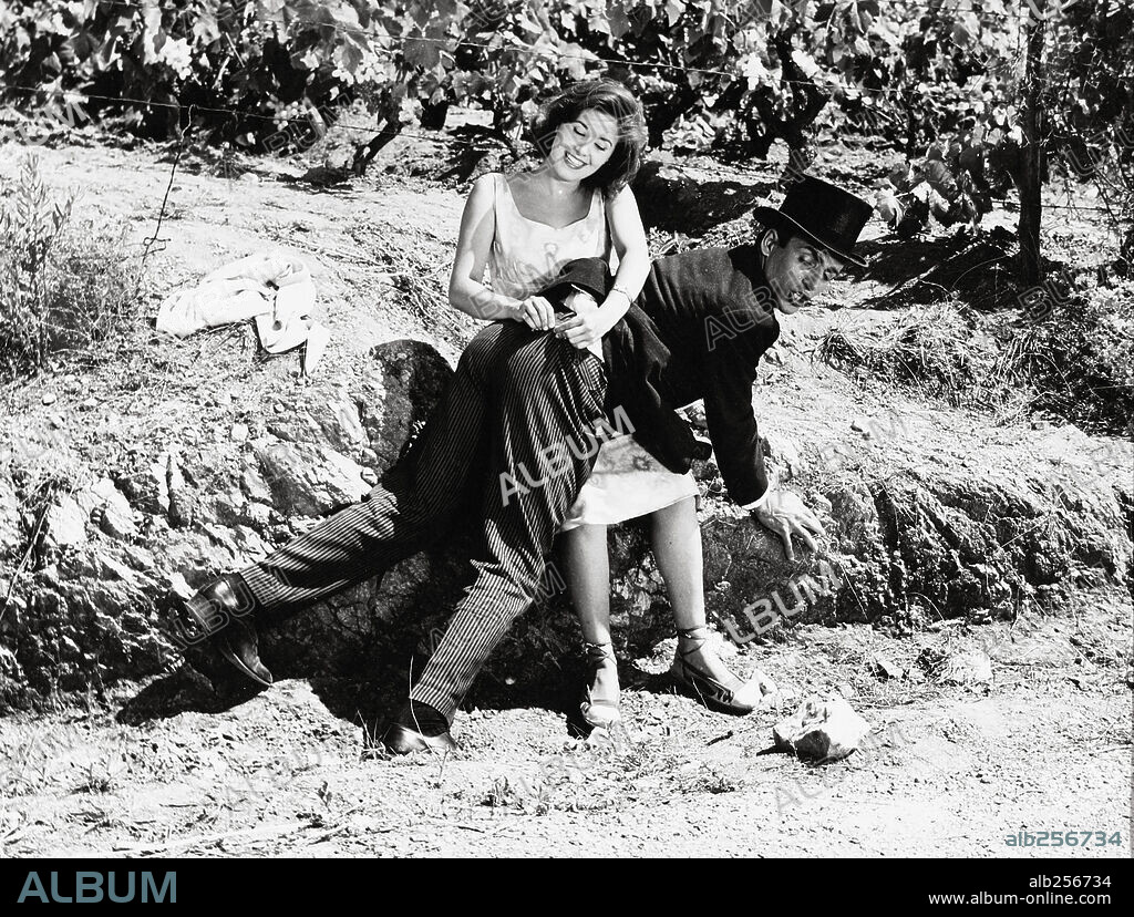 CONCHA VELASCO y PEPE RUBIO en LA BODA ERA A LAS DOCE, 1964, dirigida por JULIO SALVADOR. Copyright URANIA FILMS.