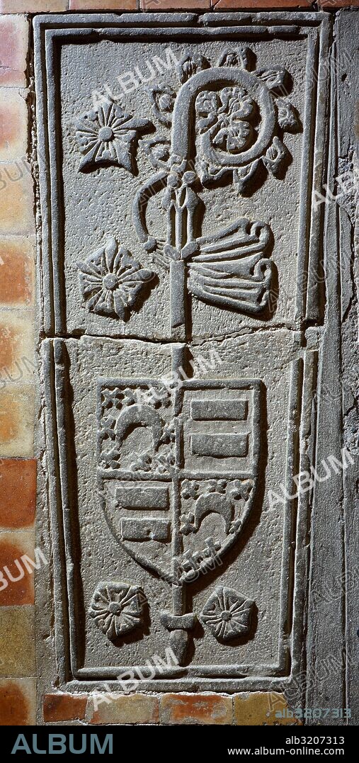 MONASTERIO DE SANTA MARIA DE VERUELA: LAPIDA SEPULCRAL EN LA SALA CAPITULAR, CON HERALDICA COINCIDENTE CON LA ESFERA DEL "RELOJ VIEJO"  . VERUELA, ZARAGOZA, ESPAÑA.