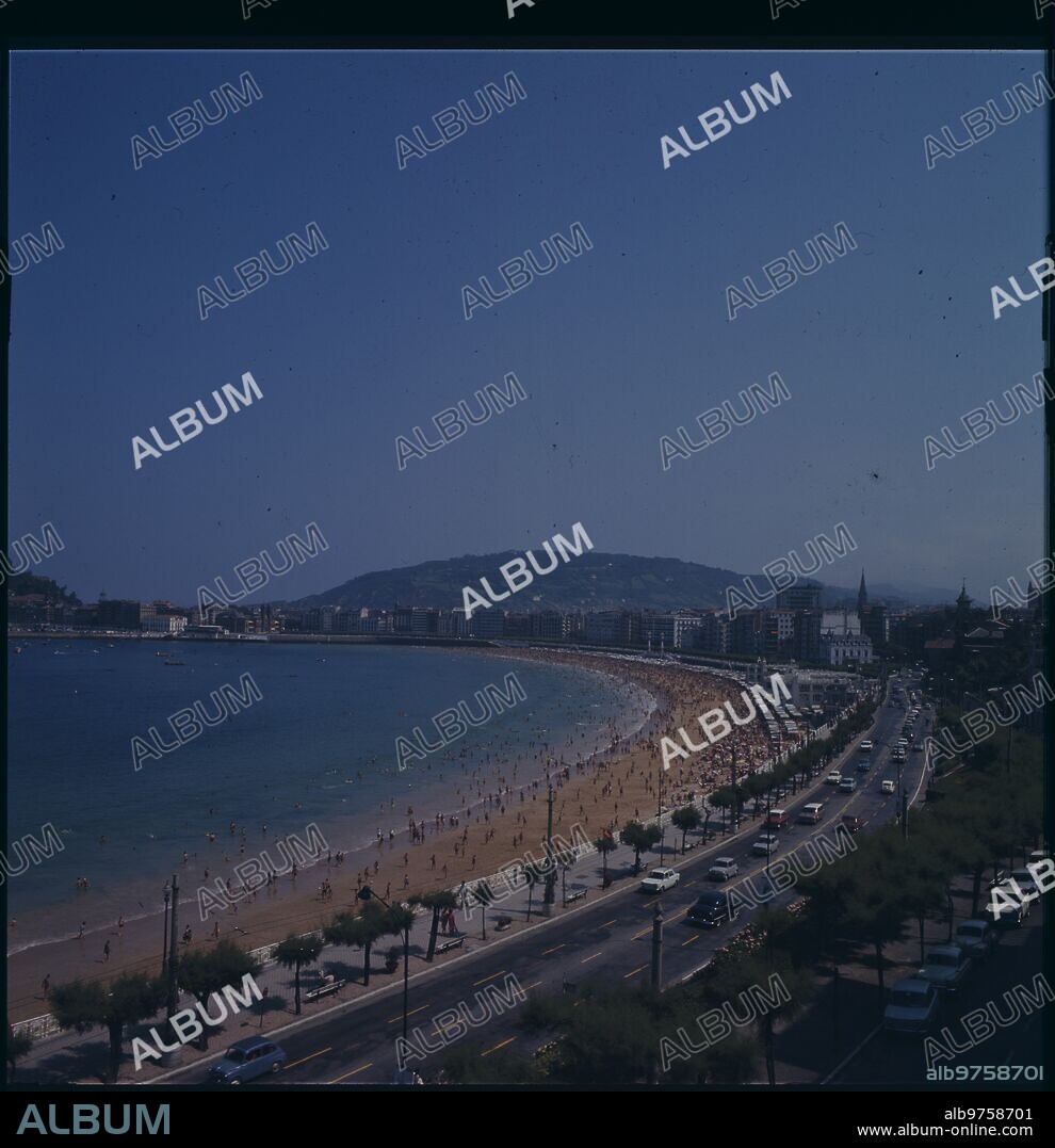 San Sebastián, 1968 (CA.). View of Playa de la Concha, the promenade and the road from Paseo de Miraconcha street.