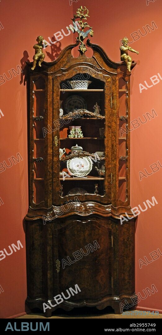 HISTORIA DEL MUEBLE. VITRINA. Madera de pino, nogal esculpido y adornos dorados. Tercer cuarto del siglo XVIII. Museo Nacional. Gdansk. Polonia. Europa.