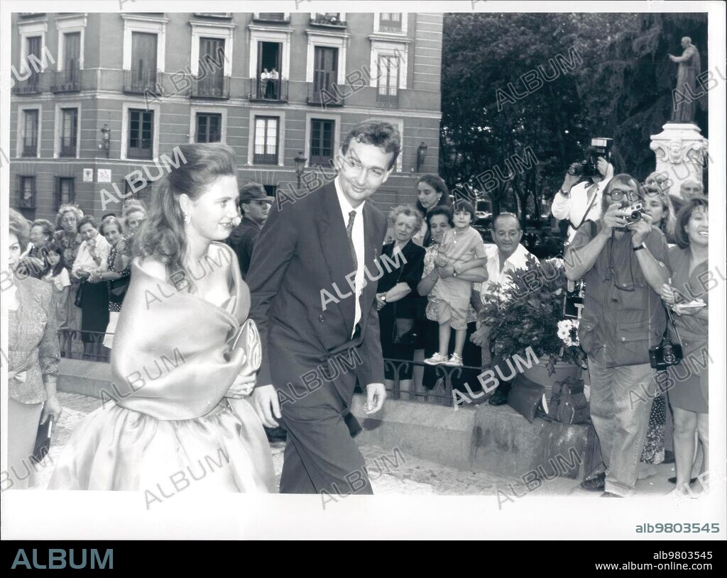 Julio 1993. Boda de Carla Royo-Villanova y el Príncipe Kubrat de Bulgaria en la Iglesia de Nuestra Señora de la Encarnación de Madrid. En la imagen Carlos de Habsburgo con su esposa Francesca Thyssen.