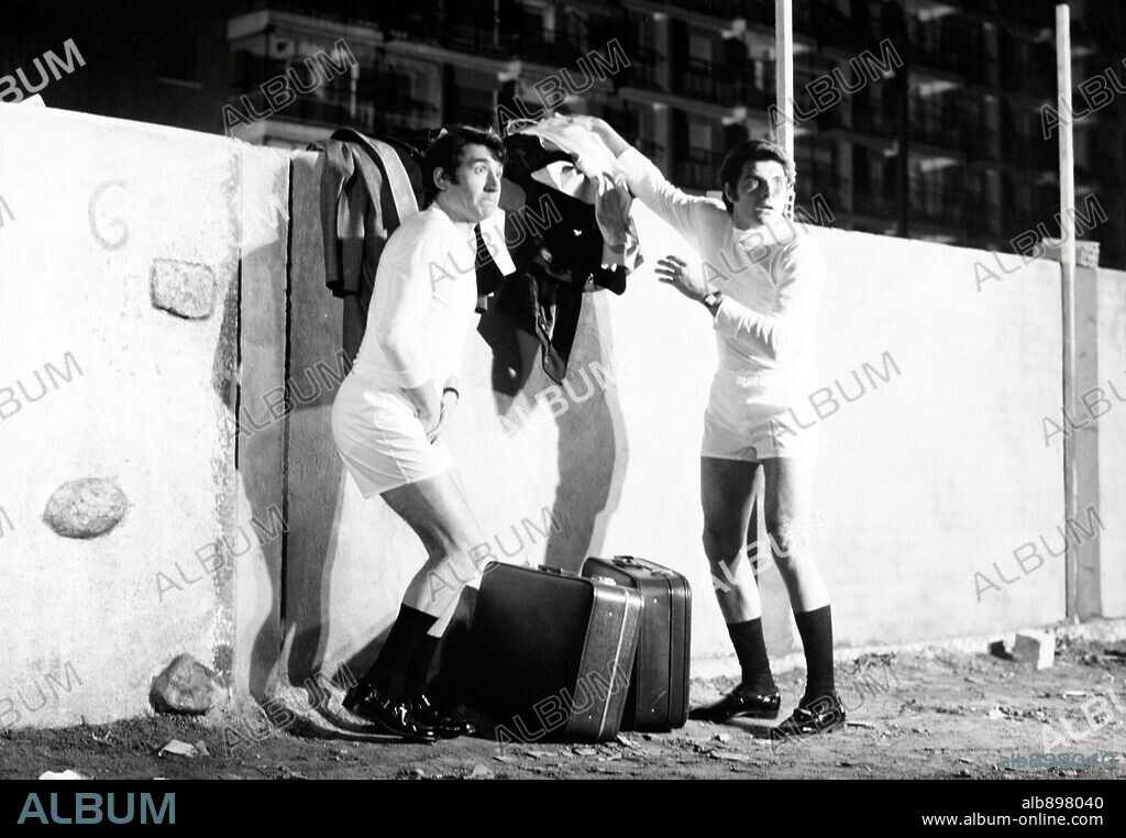 JOSE SACRISTAN y JUAN LUIS GALIARDO en EL APARTAMENTO DE LA TENTACION, 1971, dirigida por JULIO BUCHS. Copyright IZARO FILMS.