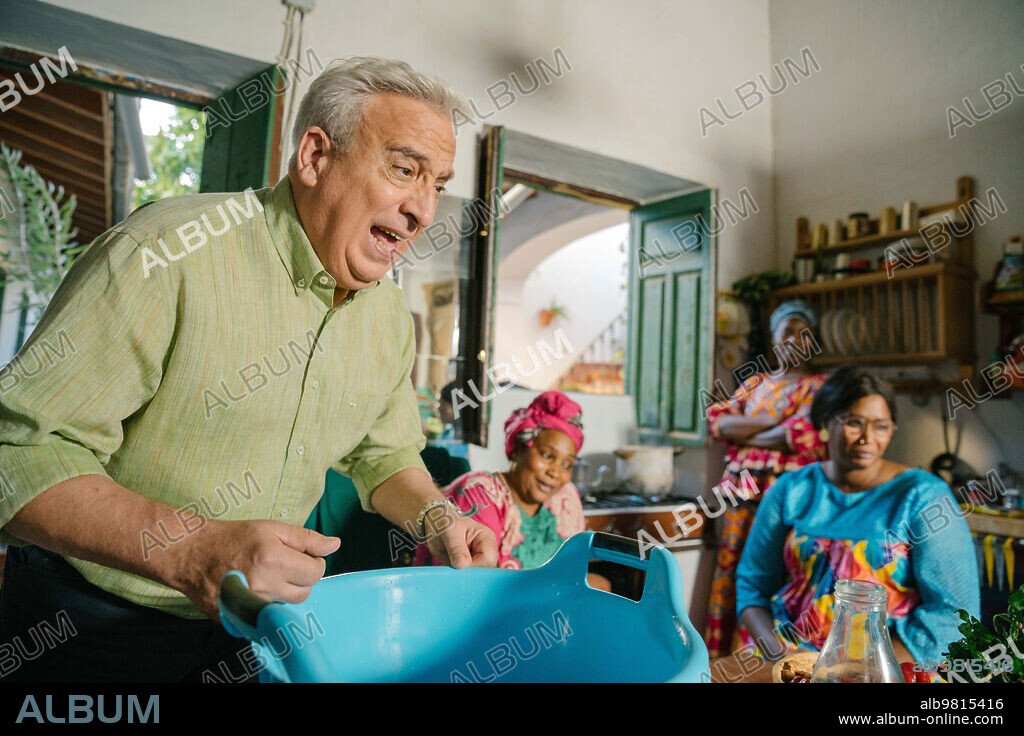 LEO HARLEM in COMO DIOS MANDA, 2023, unter der Regie von PAZ JIMENEZ. Copyright ATRESMEDIA CINE.