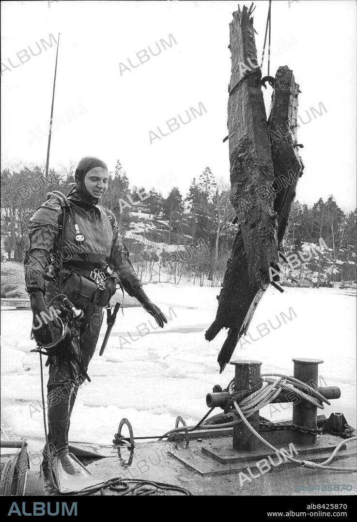 Värmdö 1966-04-19. Karl IX amiralskepp Riksvasa (Rikswasa) bärgas. Dykaren Sven Nahlin ombord på hamnstyrelsens Kran 15 som lyfter upp två akterspant från Riksvasa. Foto: Lennart Nygren / SvD / TT / kod 12014.