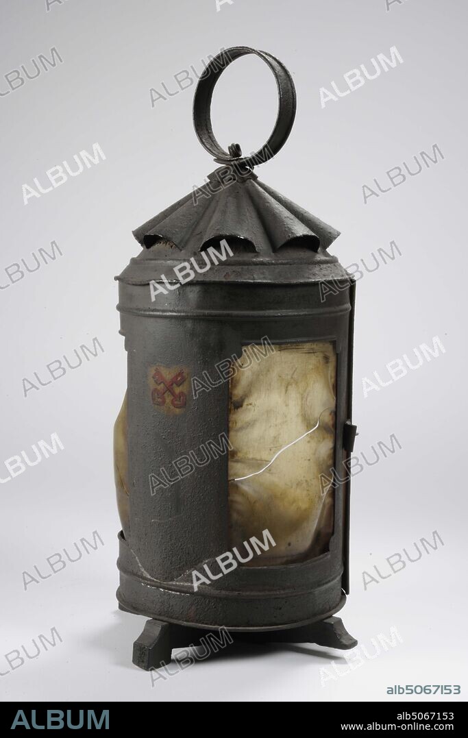 lantern, Anonymous, first quarter of the 19th century, horn, tin, painted, Tin lantern on a wooden base. The lantern has a cylindrical body and a conical cap with eight openings in the form of half cones. A round support ring is attached to the top. In the wall a hinged door with a horn window, and two more horn windows. The outside of the lantern is painted black, the inside red. On the outer wall is the coat of arms of Leiden and No. 4 painted, General: 41 x 20 x 20cm 410 x 200 x 200mm.