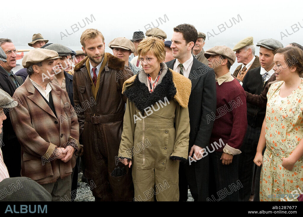HILARY SWANK y JOE ANDERSON en AMELIA, 2009, dirigida por MIRA NAIR. Copyright FOX SEARCHLIGHT PICTURES.