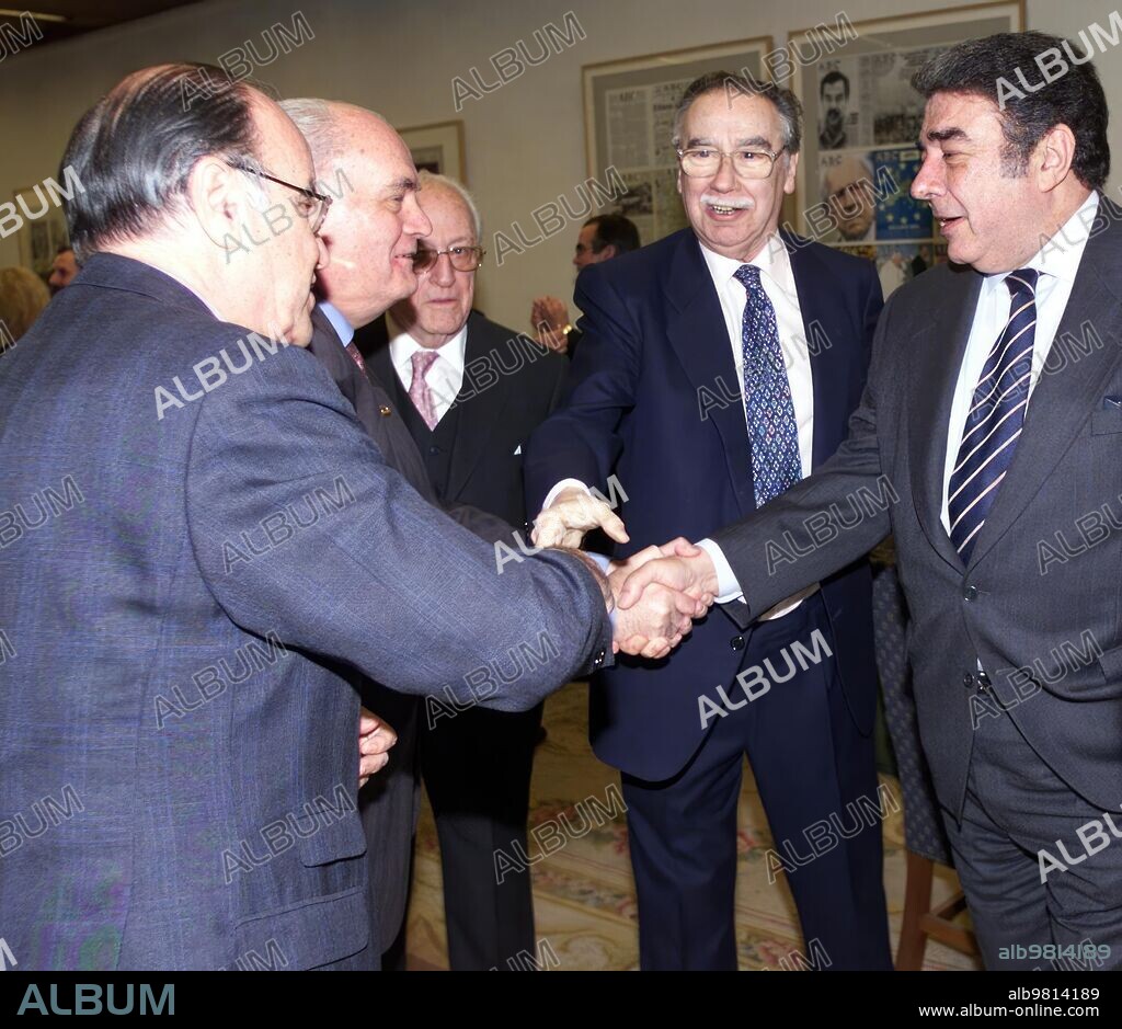 Madrid, 19/02/2001. Entrega de los II Premios de Fotografía y Pintura. En la imagen, Juan Carlos Guerra Zunzunegui, Martín Ferrand, Mingote y Carlos Romeu. Foto: Chema Barroso / José García / Jaime García y Jordi Romeu. ARCHDC.