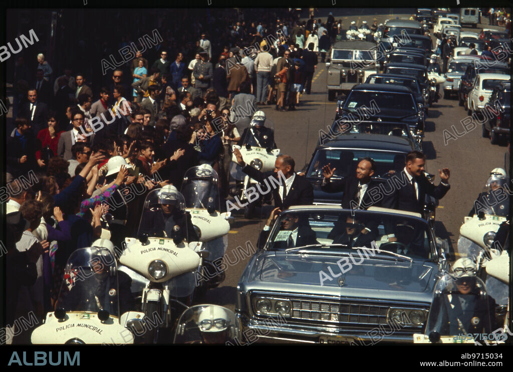 Madrid, 7/10/1969. Los astronautas norteamericanos Neil Armstrong, Eldwin Aldrin y Michael Collins , tripulantes de la misión «Apolo XI», la primera que llevó un hombre a la Luna, son aclamados por las calles de Madrid. En la imagen, su paso por la Gran Vía, entonces avenida de José Antonio.