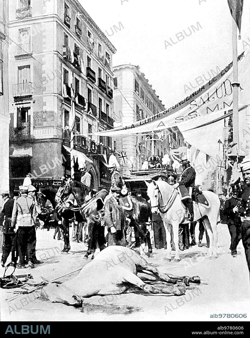 Foto del atentado cometido por el Anarquista. Mateo morral contra los Reyes de España, en la calle Mayor, de Madrid. En la Imagen, Momentos después del suceso.