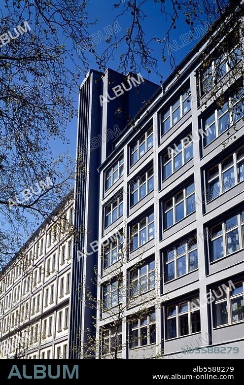 Berlin-Mitte, Haus des Allgemeinen Deutschen Gewerkschaftsbundes, Wallstr. 61-65 und Inselstr. 6 (1922/23 erbaut; Arch.: Max Taut u. Franz Hoffmann, Erweiterung 1930/32 von Walter Würzbach). Außenansicht der Fassade zur Wallstraße mit Erweiterungsbau. Foto, 2001.