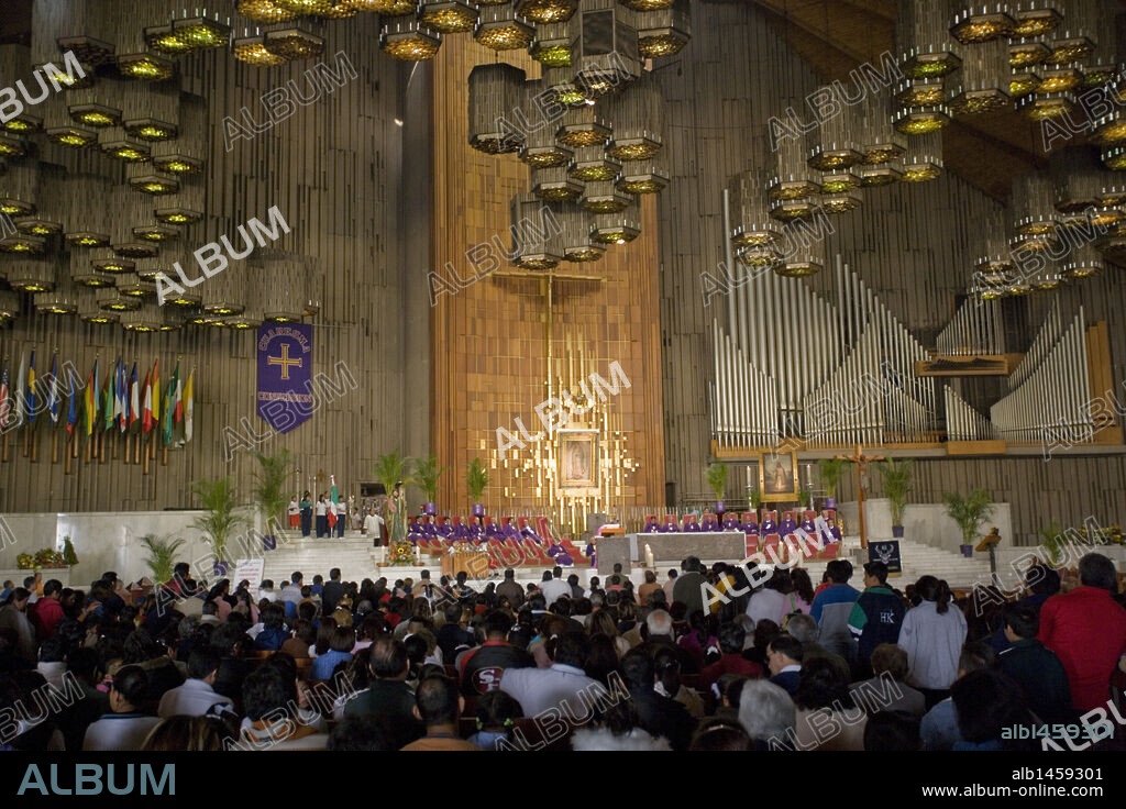 FIELES asistiendo a misa en el interior de la Nueva BASILICA DE GUADALUPE (siglo XX). MEXICO D. F. México.